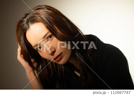 ロングヘアの女性 112667787