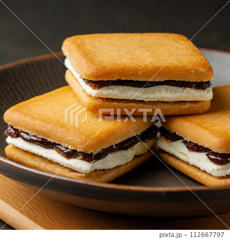 レーズンバターサンドクッキー レーズンバターサンドクッキー 112667797