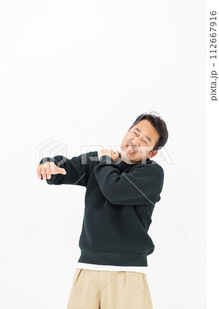 男性　肩こり 112667916