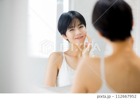 洗面所でスキンケアをする女性　 112667952