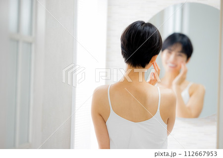 洗面所でスキンケアをする女性 洗面所でスキンケアをする女性 112667953