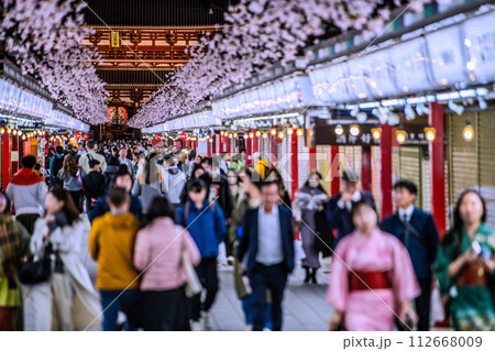 日本の東京都市景観 大混雑…夜でもコロナ禍前をこえる外国人観光客で賑わう浅草寺…新時代へ＝3月17日 112668009
