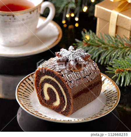 一人用の小さなクリスマスケーキプレート 112668233