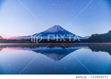 （山梨県）湖面に映る星・精進湖から望む富士山　夜明け前 112668251