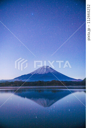 （山梨県）湖面に映る星・精進湖から望む富士山　夜明け前 112668252