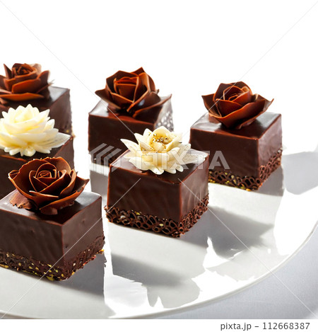 種類様々な小さなデコーレションチョコレートケーキ 種類様々な小さなデコーレションチョコレートケーキ 112668387
