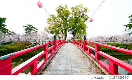岡崎公園 朱色が美しく映える龍城堀の神橋 岡崎公園 朱色が美しく映える龍城堀の神橋 112668427