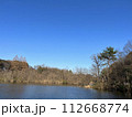 冬の晴れた空と池 112668774