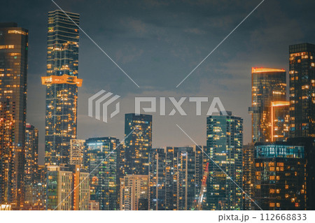 オレンジ光る都市の夜景（メルボルン） 112668833