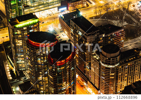 高層ビルの夜景 112668896