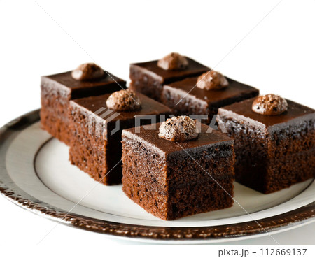 たくさんの小さなチョコレートケーキ 112669137
