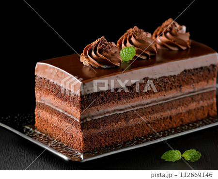 濃厚で美味しそうなチョコレートケーキ 112669146
