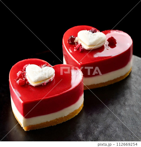 ハートをモチーフにしたラズベリーとバニラのムースケーキ ハートをモチーフにしたラズベリーとバニラのムースケーキ 112669254