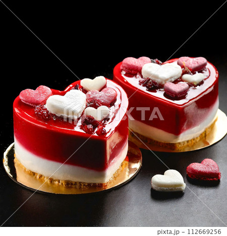 ハートをモチーフにしたラズベリーとバニラのムースケーキ ハートをモチーフにしたラズベリーとバニラのムースケーキ 112669256