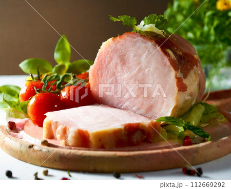 スライスした白ハムの断面 スライスした白ハムの断面 112669292