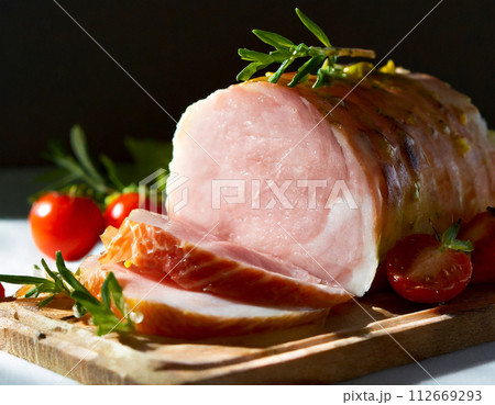 スライスした白ハムの断面 112669293