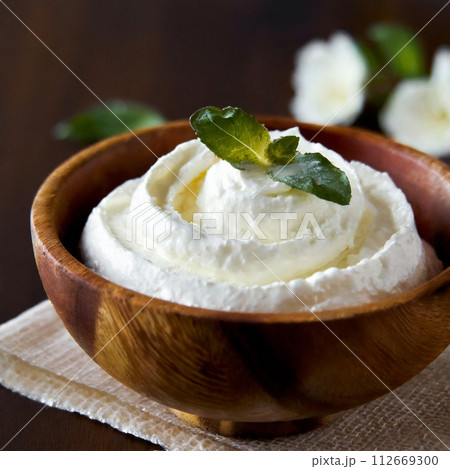 木製ボウルに入ったフレッシュチーズ 112669300