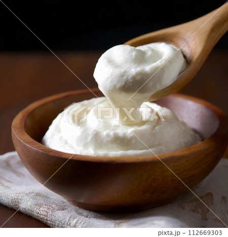 木製ボウルに入ったフレッシュチーズ 112669303