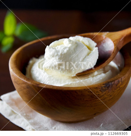 木製ボウルに入ったフレッシュチーズ 112669305