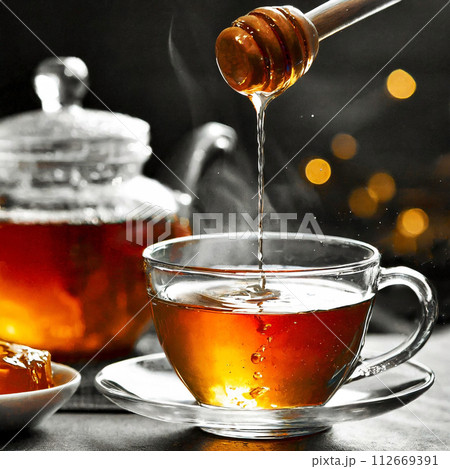 紅茶に蜂蜜を入れる瞬間 112669391