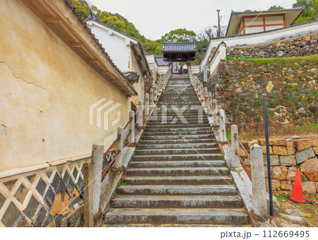 雨上がりの西方寺、石階段 超広角(広島県竹原市) 112669495