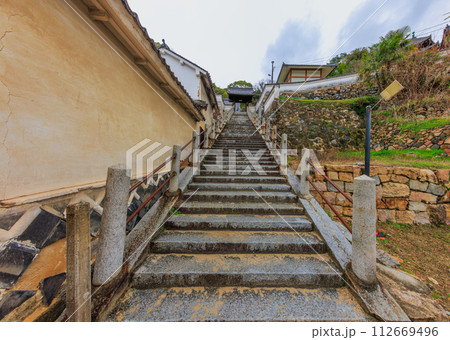 雨上がりの西方寺、石階段 (広島県竹原市) 雨上がりの西方寺、石階段 (広島県竹原市) 112669496