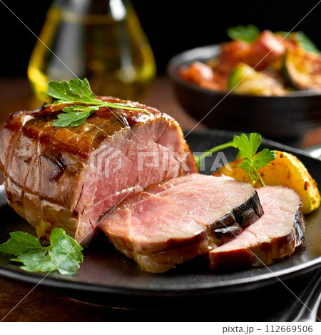 カットしたローストポーク 112669506