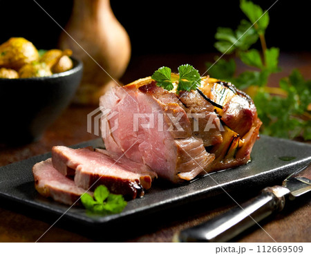 カットしたローストポーク 112669509