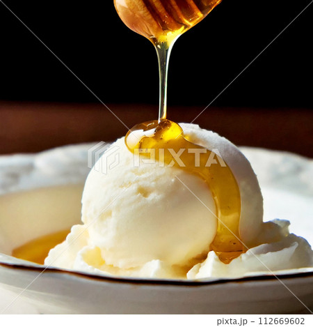 アイスクリームに蜂蜜をかける瞬間 112669602