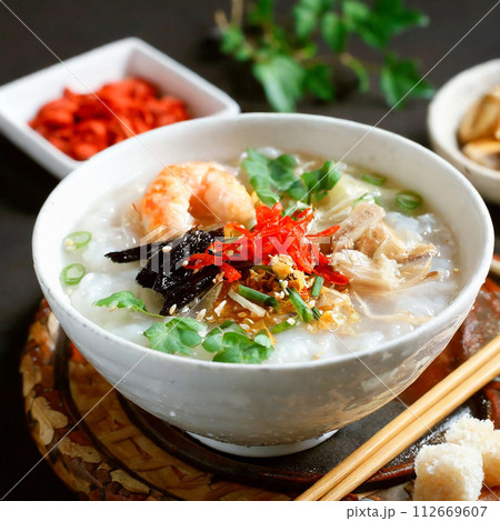 薬味を乗せた中華粥 112669607