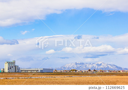 冬の晴れた日の田園風景 (農業倉庫と弥彦山) 冬の晴れた日の田園風景 (農業倉庫と弥彦山) 112669625