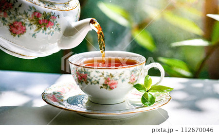 エレガントなティーカップに紅茶を注ぐ瞬間 エレガントなティーカップに紅茶を注ぐ瞬間 112670046