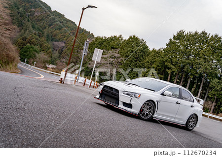 スポーツカー 国産車 運転 ドライブ 112670234