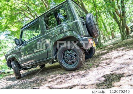 4WD 自動車 車 ドライブ 新緑  112670249