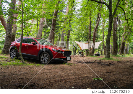 赤 車 日本車 ドライブ 山道 キャンプ場 赤 車 日本車 ドライブ 山道 キャンプ場 112670259