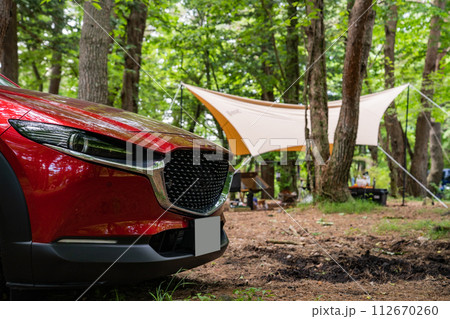 赤 車 日本車 ドライブ 山道 キャンプ場 112670260