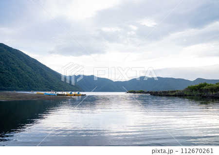 空 山 湖 景色 風景 水面 静寂 空 山 湖 景色 風景 水面 静寂 112670261