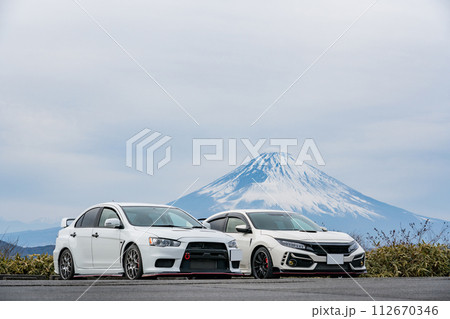 富士山 ドライブ 旅行 国産車 絶景 112670346