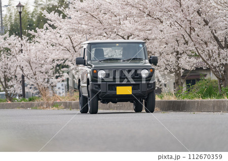 桜 満開 4WD 軽自動車 運転 ドライブ 112670359