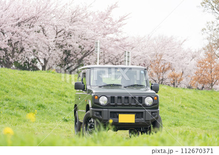 桜 満開 4WD 軽自動車 運転 ドライブ 112670371