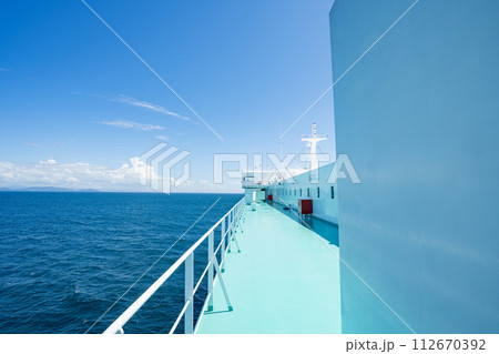船 フェリー 海 青空 晴天 旅 船 フェリー 海 青空 晴天 旅 112670392