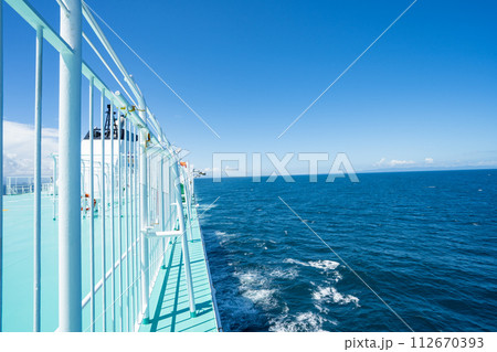 船 フェリー 海 青空 晴天 旅 船 フェリー 海 青空 晴天 旅 112670393