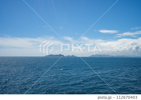 島 船 フェリー 海 青空 晴天 旅 112670403