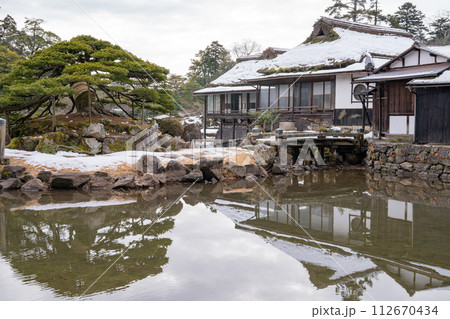 楽々園 彦根城 滋賀県 古民家 木造家屋 雪景色 楽々園 彦根城 滋賀県 古民家 木造家屋 雪景色 112670434