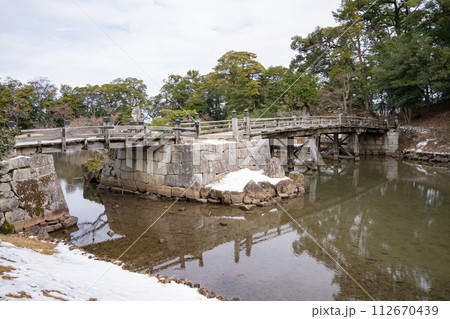 楽々園 彦根城 滋賀県 橋 木造家屋 雪景色 楽々園 彦根城 滋賀県 橋 木造家屋 雪景色 112670439