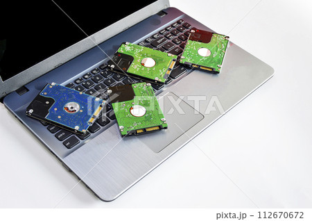 2.5 inch hard drive swivel plate placed on a laptop behind a white screen 112670672