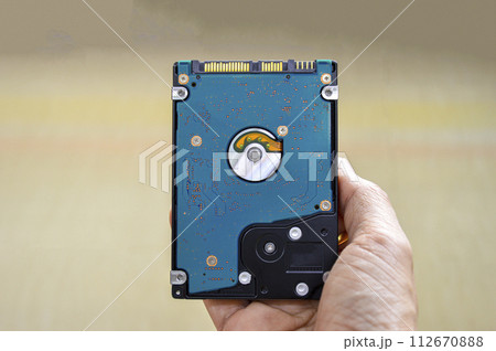 Hand holding 2.5 inch hard drive, swivel plate type It is still commonly used today 112670888