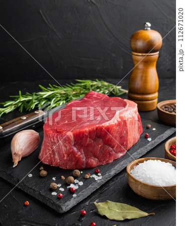 シーズニングをまぶした美味しそうな牛肉の新鮮な生肉（AI生成画像） 112671020