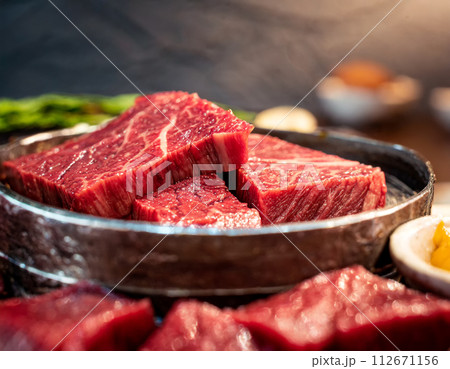 カットされた美味しそうな黒毛和牛の新鮮な生肉（AI生成画像） 112671156