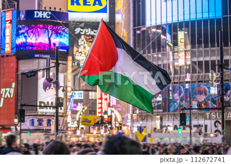 日本の東京都市景観 世界が抱える問題…「日本政府停戦求めろ」の訴えや振られる国旗=17日、渋谷駅前 日本の東京都市景観 世界が抱える問題…「日本政府停戦求めろ」の訴えや振られる国旗=17日、渋谷駅前 112672741